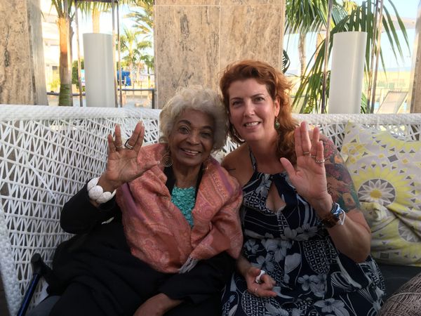 Nichelle Nichols and Mo Ryan make the Vulcan hand salute, Live Long and Prosper.