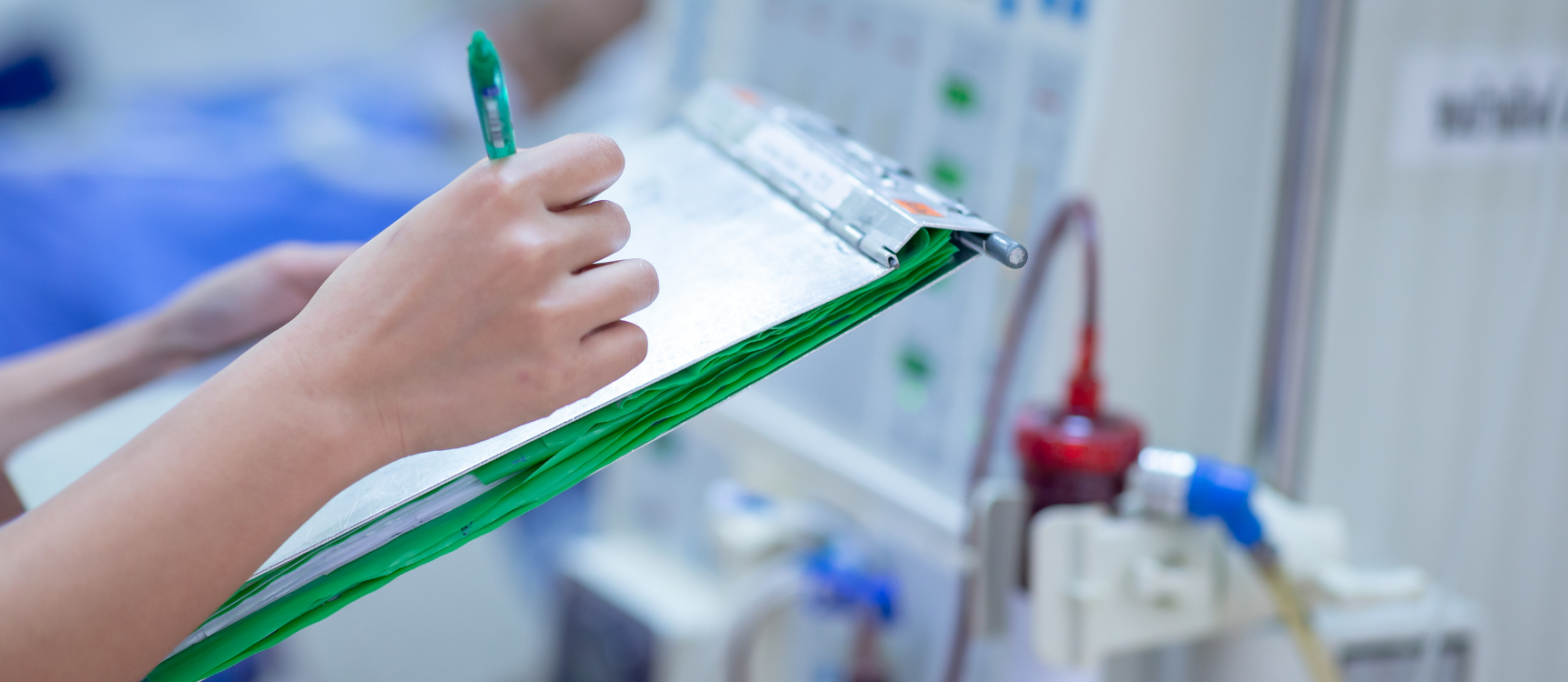 Dialyseschwester füllt Dialyseprotokoll aus