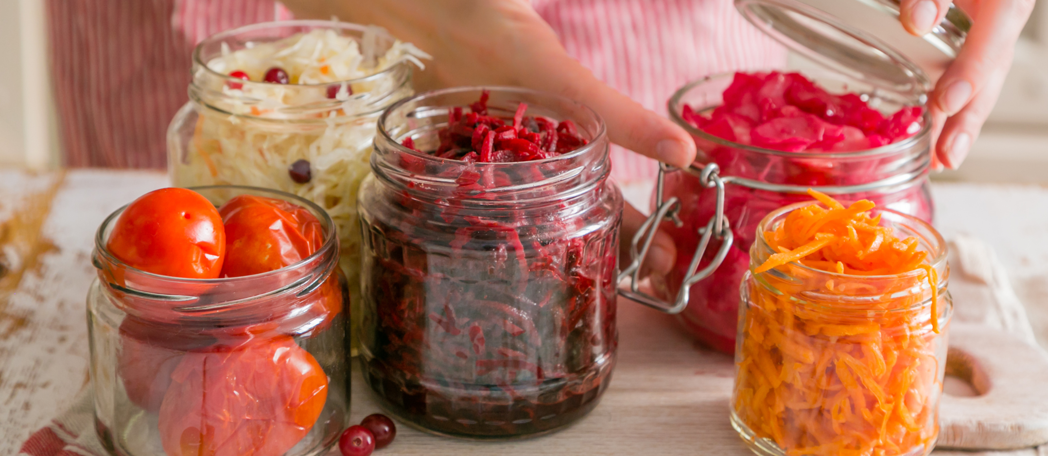 Fermentierte Karotten und Kohl in Gläsern