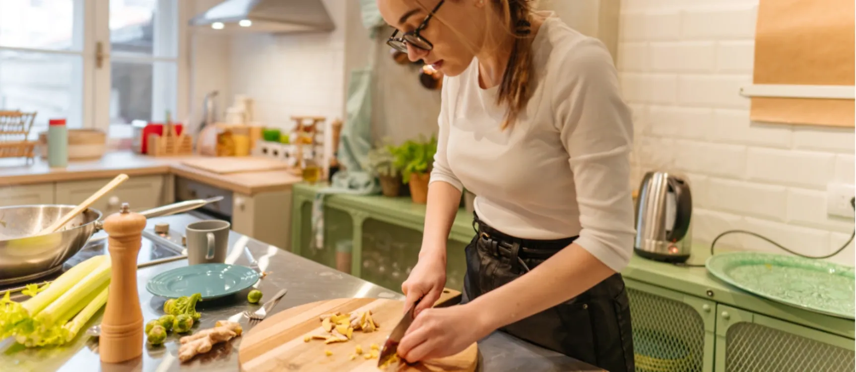 Pflegekraft bei der Meal Prep Vorbereitung