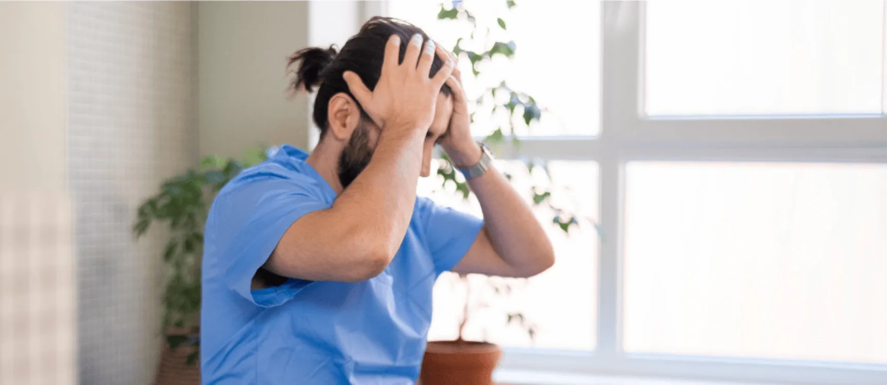 Burnout in der Pflege: Pflegekraft ist verzweifelt