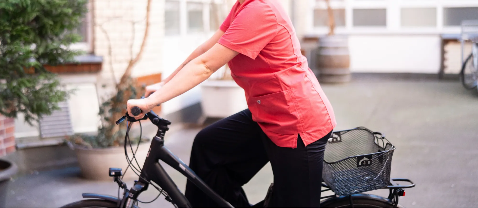 Pflegekraft auf dem Fahrrad