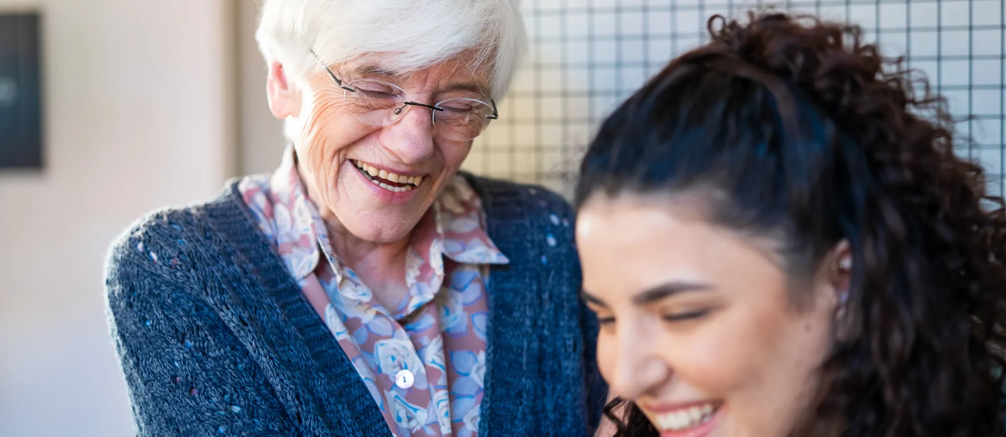 Alltagsbetreuerin lacht mit Patientin