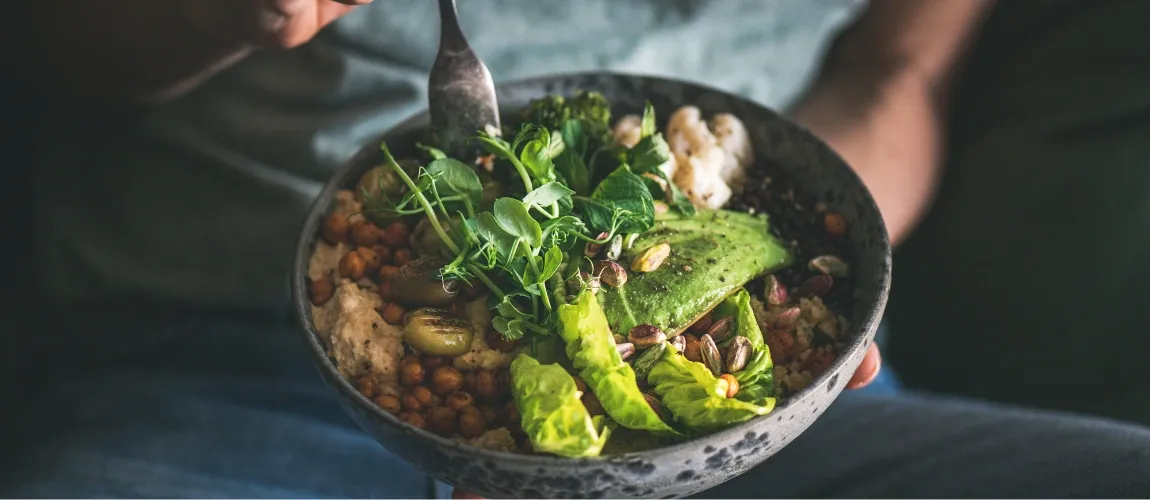 Es ist ein Salat mit frischen Zutaten zu sehen.