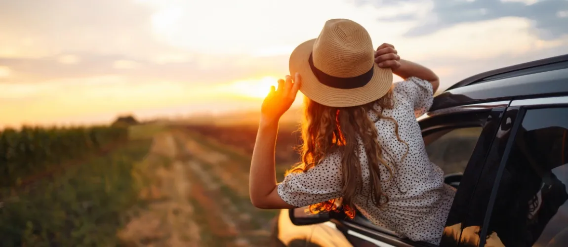 Junge Frau fährt in den Urlaub