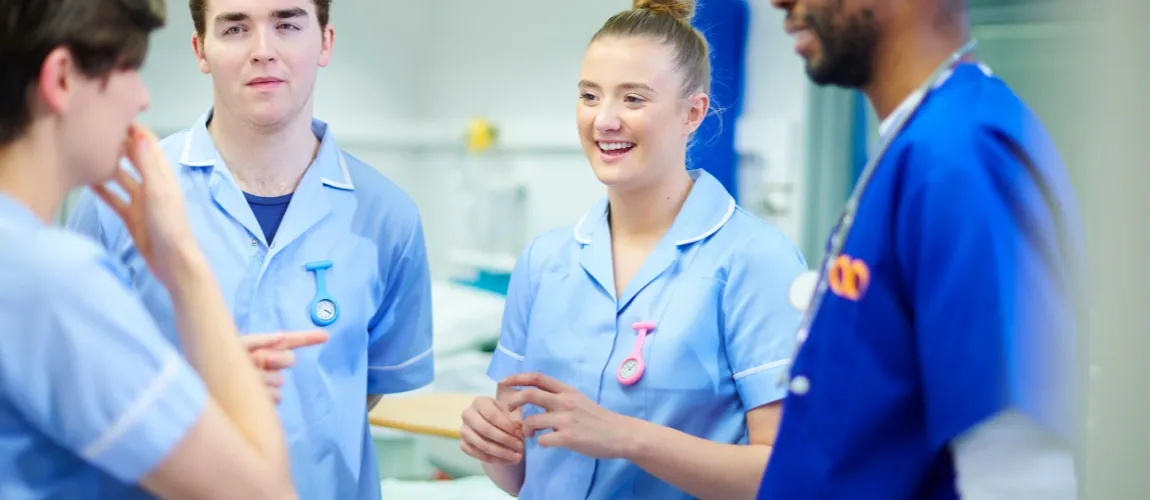 Ein Team aus Pflegekräften plant gemeinsam