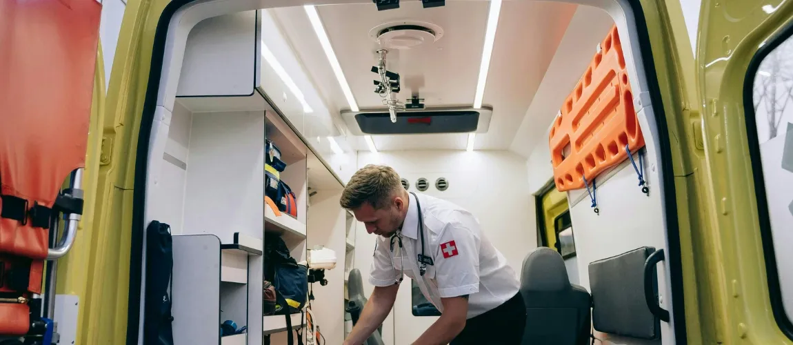 Ein Mann arbeitet in einem Notfallwagen.