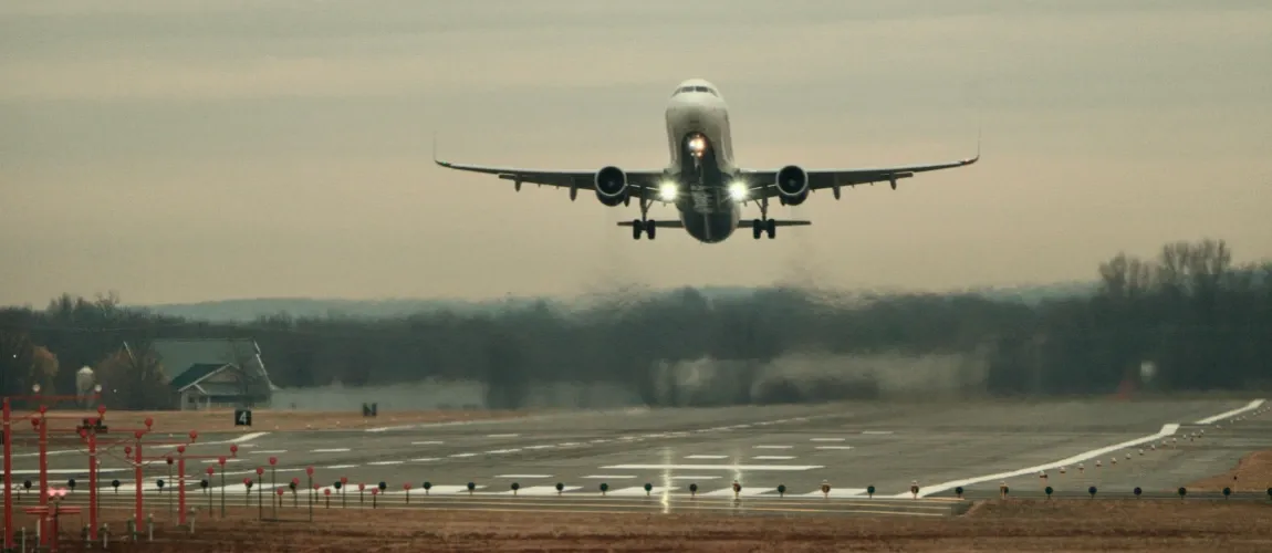 Flugzeug hebt auf Landebahn ab.