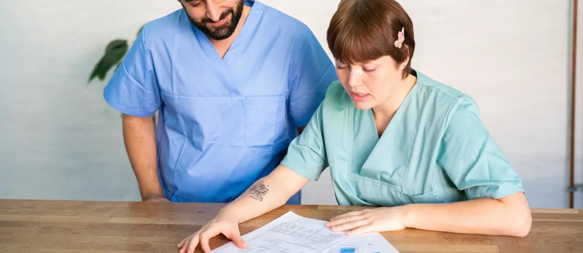 Zwei Pflegekräfte besprechen ihren Dienstplan.