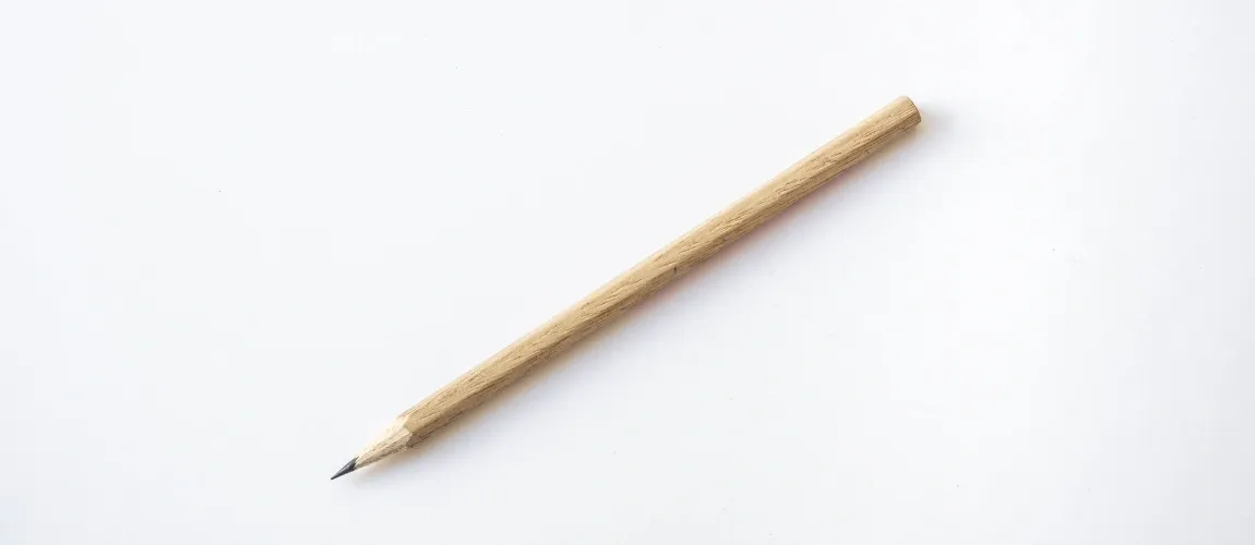 Ein Bleistift liegt auf einem weißen Hintergrund