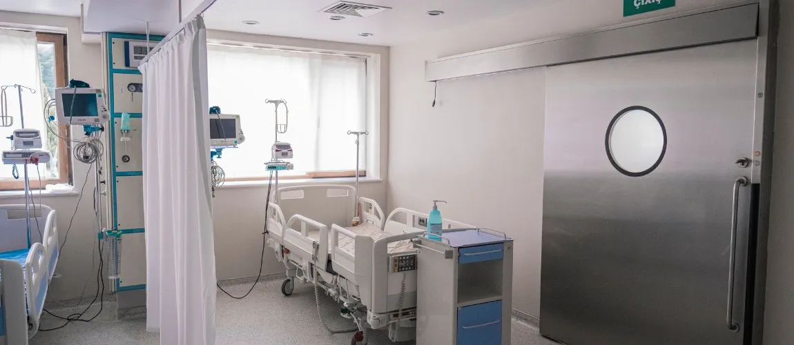 Behandlungsort im Krankenhaus mit Krankenbett.
