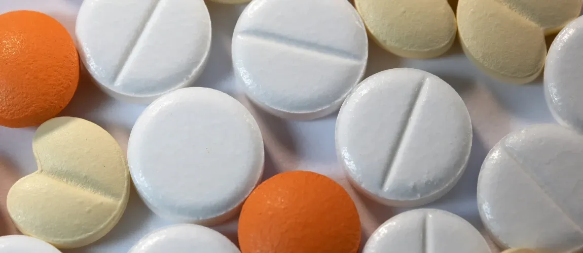Darstellung von Tabletten in unterschiedlichen Farben.