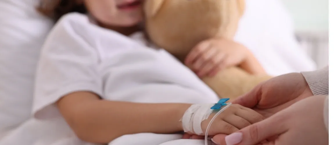 Eine Mutter hält die Hand ihres kranken Kindes im Krankenhaus. 
