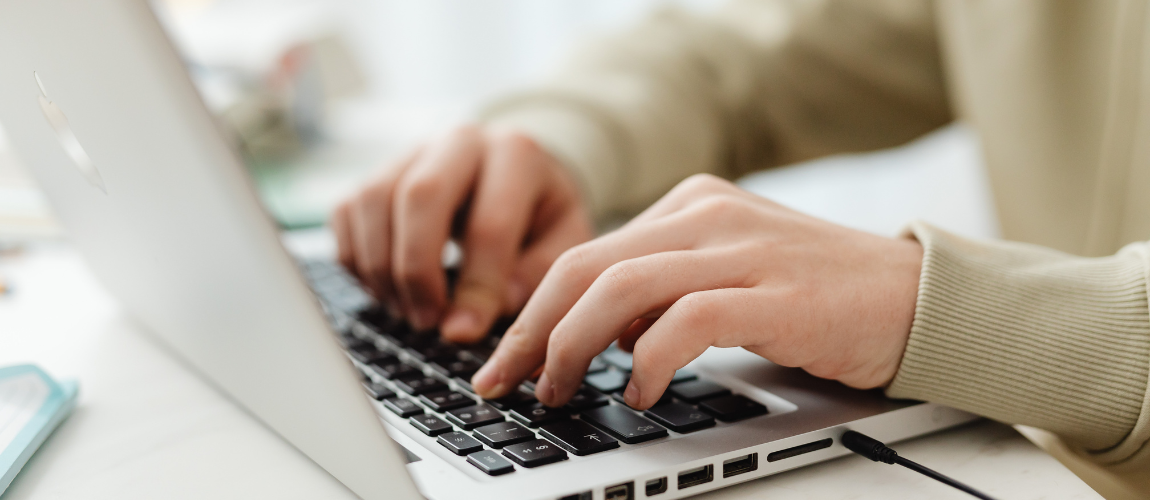 Pflegedienstleitung arbeitet an ihrem Laptop. 