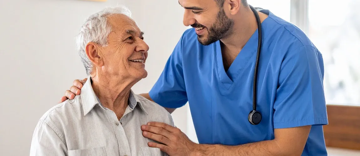 Ein Pfleger hilft einem Patienten.