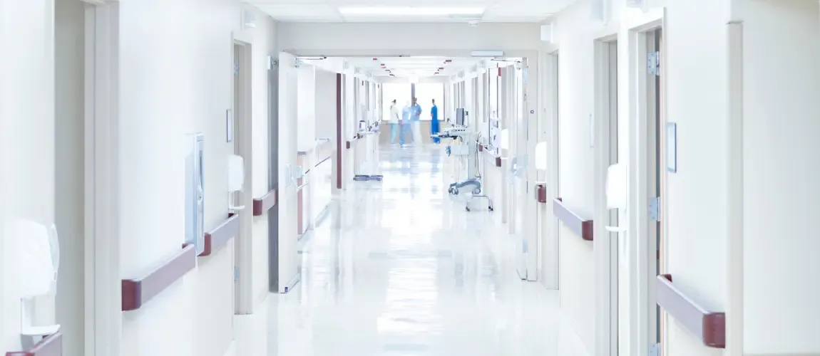 Aufnahme eines leeren weißen Gangs im Krankenhaus.
