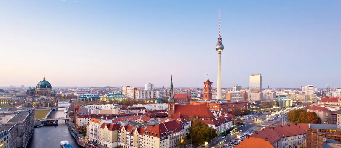 Panorama Aufnahme von den Straßen Berlins inklusive Reichstag und Fernsehturm.