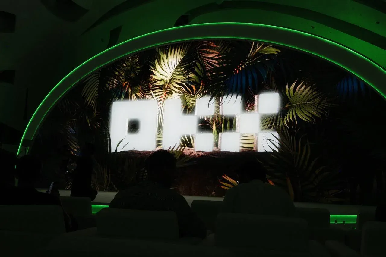 Página inicial da OKX mostrando a entrada de login e a lista de moedas