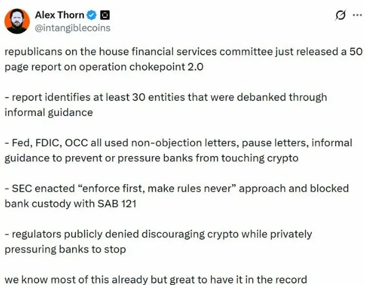 Ilustración de la advertencia de reguladores estadounidenses que limita la cooperación entre bancos y compañías cripto