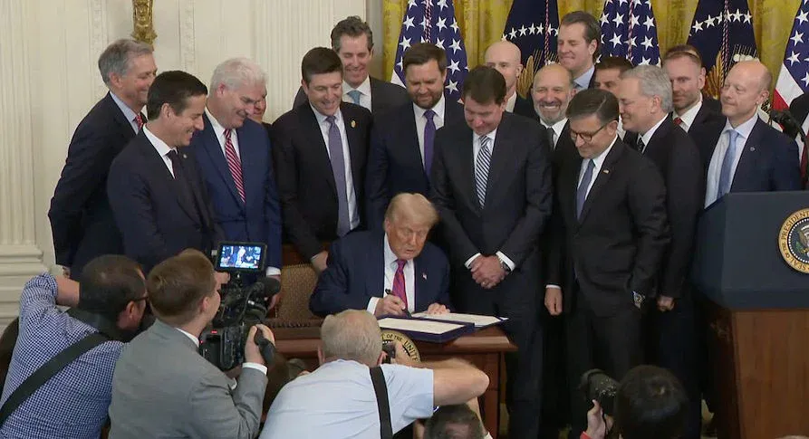 特朗普在白宫签署GENIUS稳定币法案