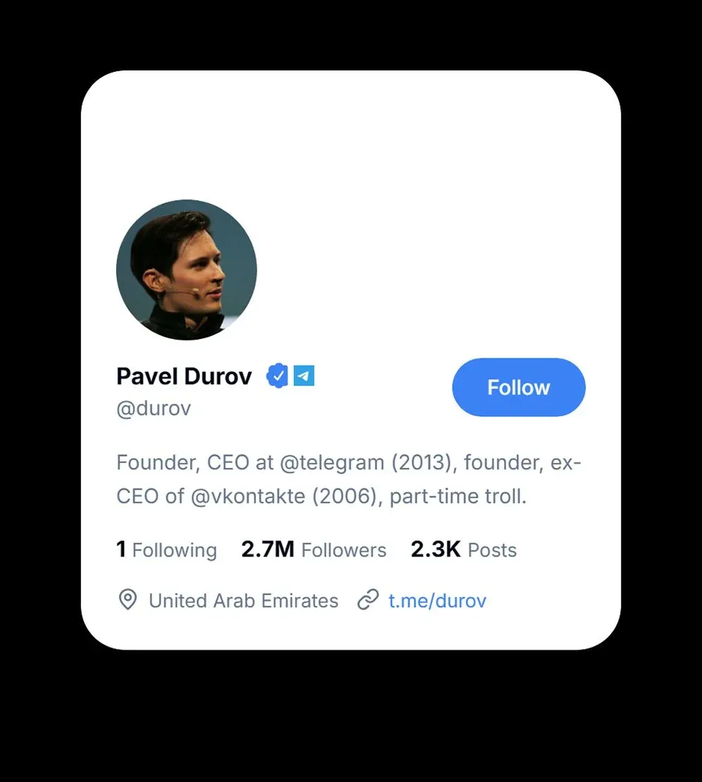 Pavel Durov em pé diante dos logos da VK e do Telegram