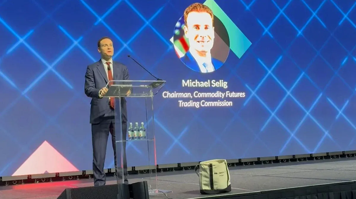 CFTC 主席 Selig 在演讲台上发表讲话