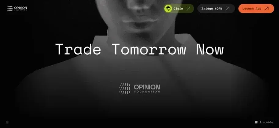 创始团队在白板前展示Opinion Stack平台结构