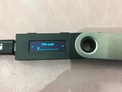 Pantalla del Ledger Nano S mostrando el mensaje de confirmación y finalizando la configuración del PIN al presionar los botones laterales