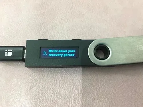 Tarjeta de frase de recuperación de 24 palabras incluida con el Ledger Nano S