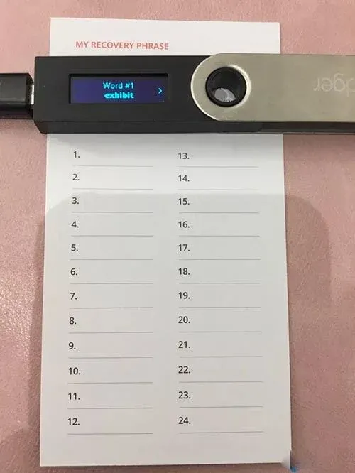 Ledger Nano S mostrando la confirmación de la frase de recuperación