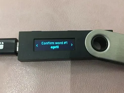 Pantalla del Ledger Nano S mostrando el número de palabra y el mensaje de confirmación