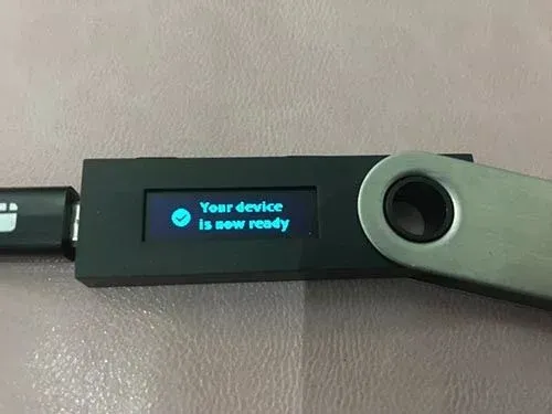 Pantalla del Ledger Nano S indicando que la configuración ha finalizado