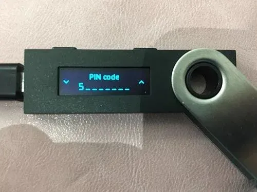 Ledger Nano S mostrando automáticamente la ventana de ingreso de PIN   Después de desbloquear, el administrador de dispositivos muestra la conexión exitosa