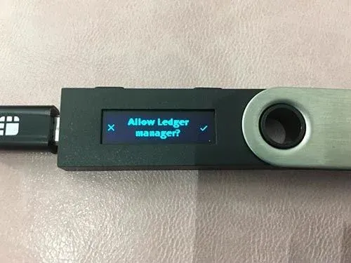 Pantalla del Ledger Nano S mostrando la confirmación de autorización y el cambio de criptomoneda