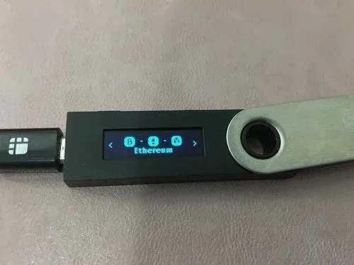 Pantalla del dispositivo Ledger mostrando la dirección de recepción de Bitcoin