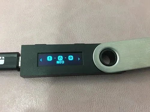 Ledger Nano S conectado a la computadora, mostrando la página principal de Ledger Live