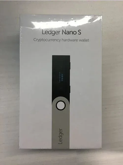 Interior del empaque del Ledger Nano S, accesorios y el cable de datos superior