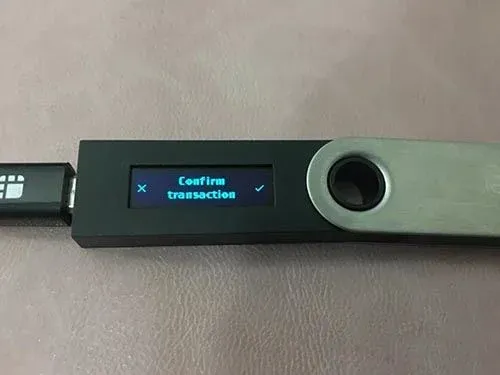 Ledger Nano S屏幕显示地址、金额与确认按钮