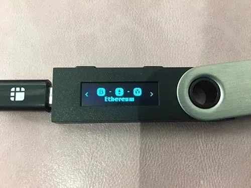 Ledger Nano S 屏幕显示 Settings 菜单并选中以太坊 App