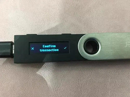 Ledger硬件钱包屏幕显示待确认的比特币发送金额