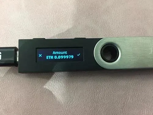 Ledger 钱包发送页面 显示金额和滚动收款地址