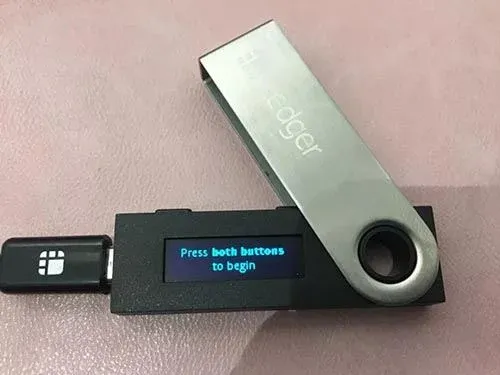 Ledger Nano S conectado a la computadora mediante un cable USB   Vista lateral del Ledger Nano S mostrando los dos botones alineados