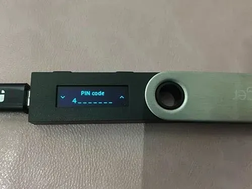 Pantalla del dispositivo Ledger mostrando ajuste de dígitos y botón de confirmación