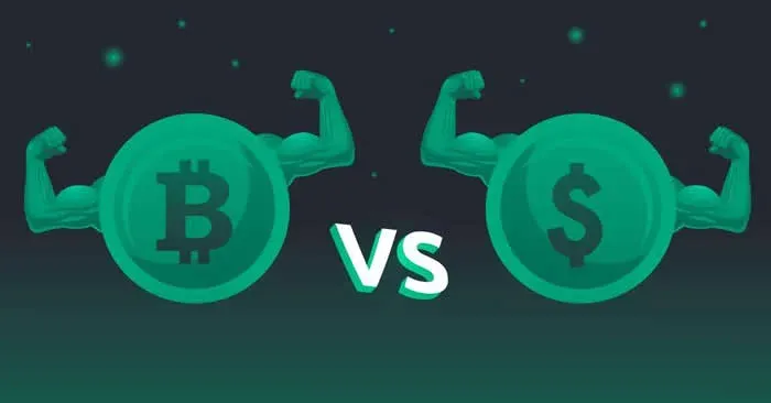 比特币标志与纸币并列的对比图