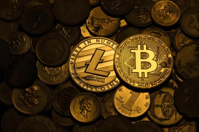 Gráfico de linhas comparando a taxa de inflação anual do Bitcoin, Ethereum e Solana