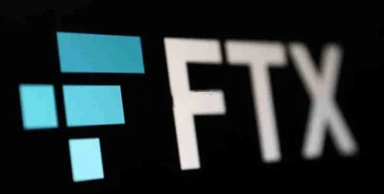 FTX 標誌旁的跌勢折線圖