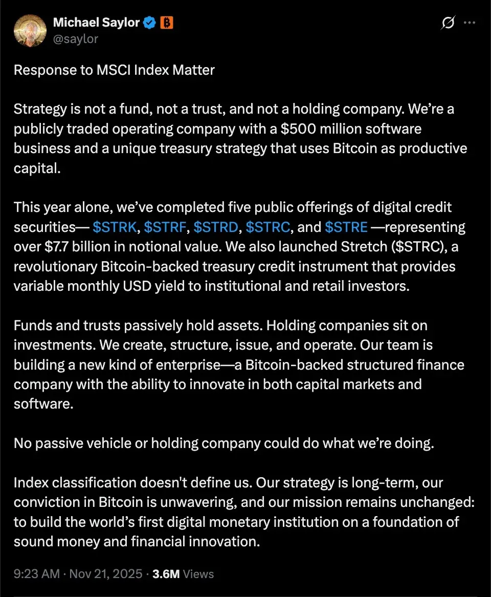 Discurso de Michael Saylor con el logo de Strategy y un ícono de Bitcoin al fondo