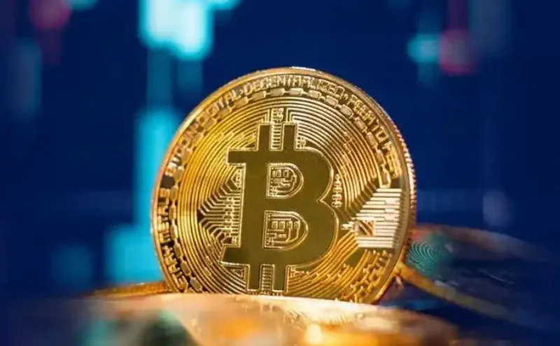 Bar chart of Strategy's Bitcoin holdings and debt ratio