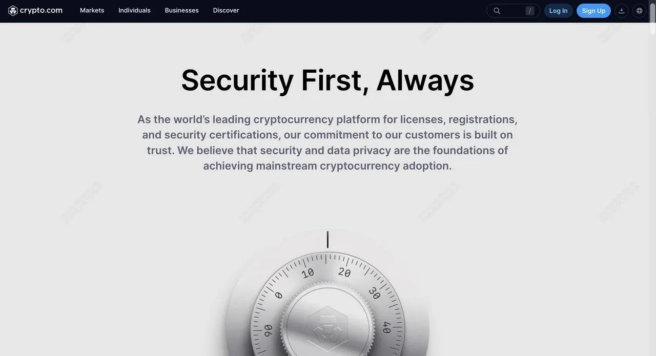 Logotipo da Crypto.com com selo de certificação e ícone de seguro