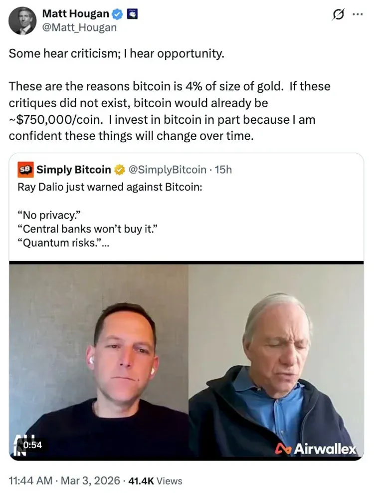 Analista financiero Matt Hogan en una presentación, con el logo de Bitcoin de fondo